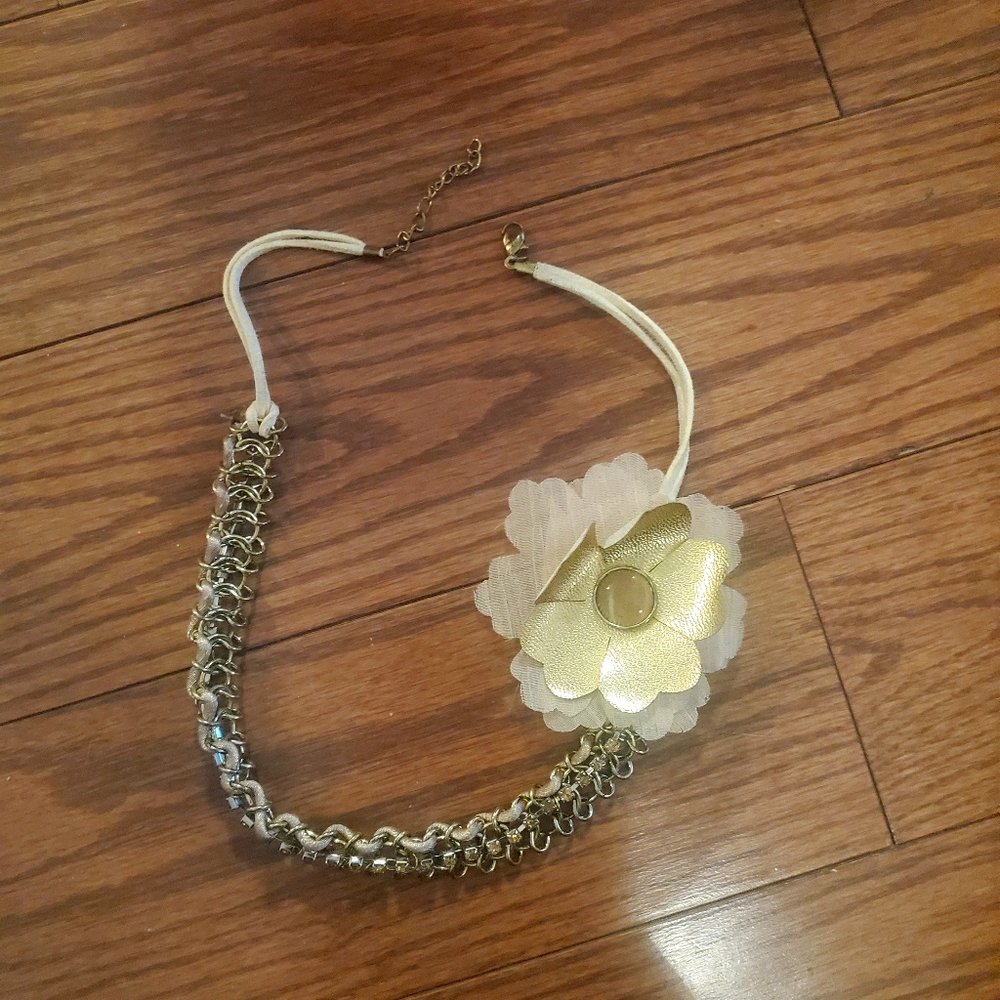 Delicate flower necklace with gold chain